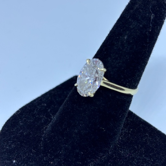 3.65 CARAT IGI CERTIFIED LAB GROWN OVAL DIAMOND ENGAGEMENT RING - Picture 4 of 8